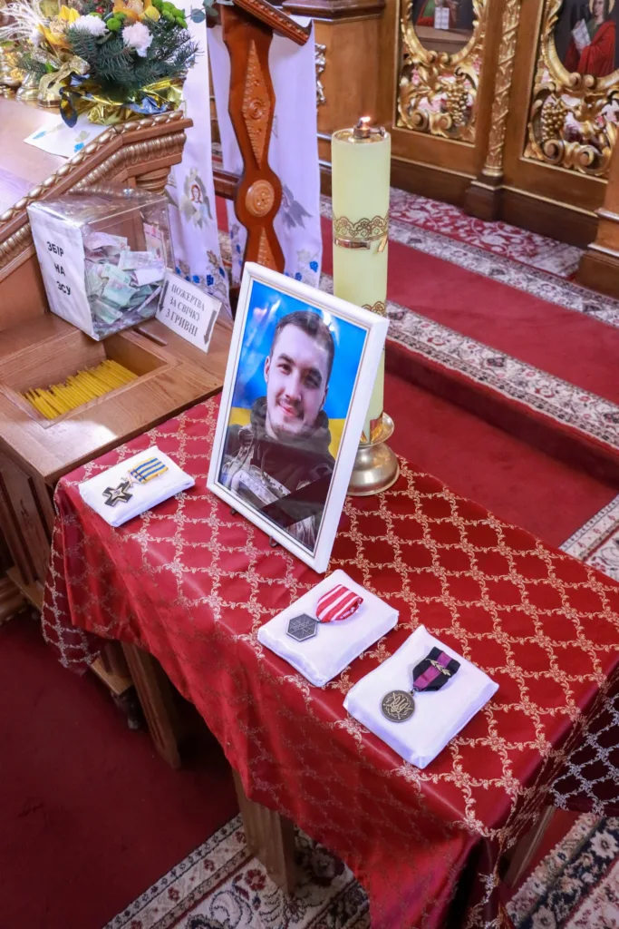 Світлина воїна з медалями у церкві