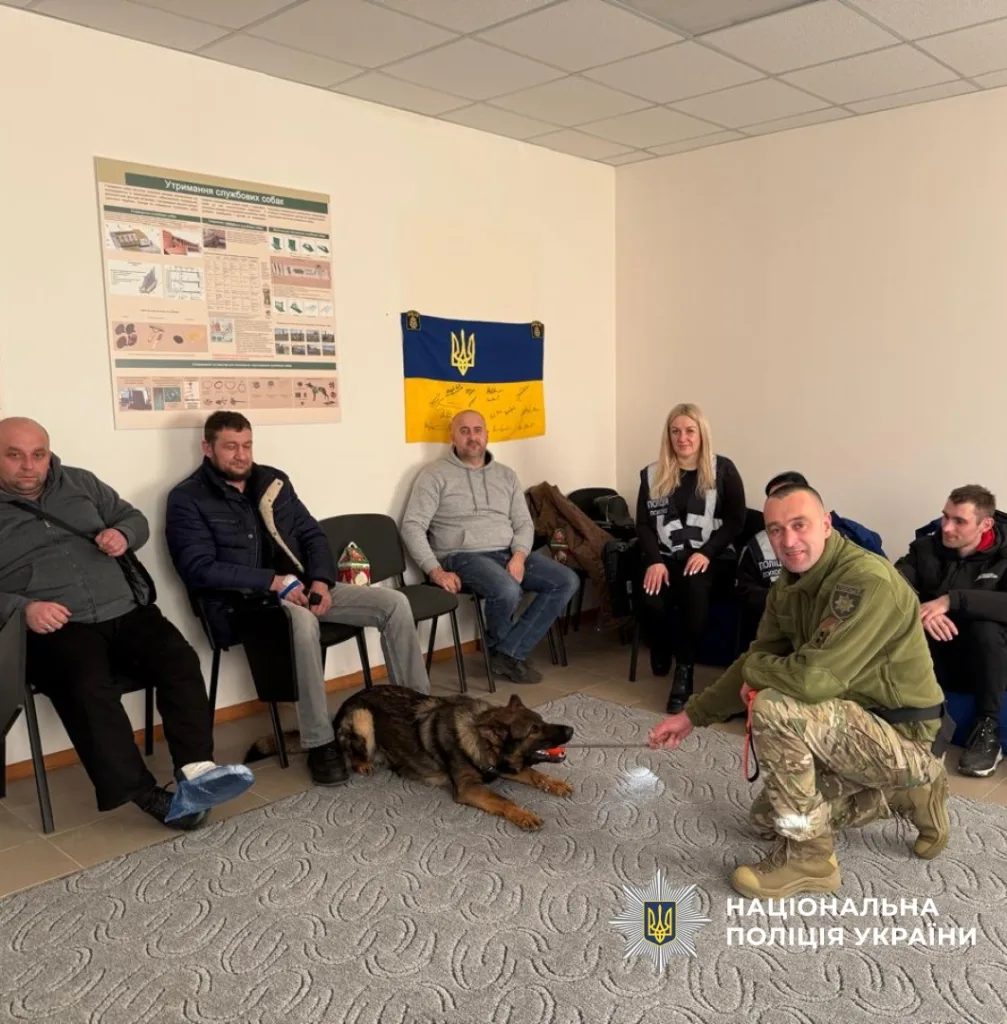 Поліцейські з службовим собакою у навчальній кімнаті