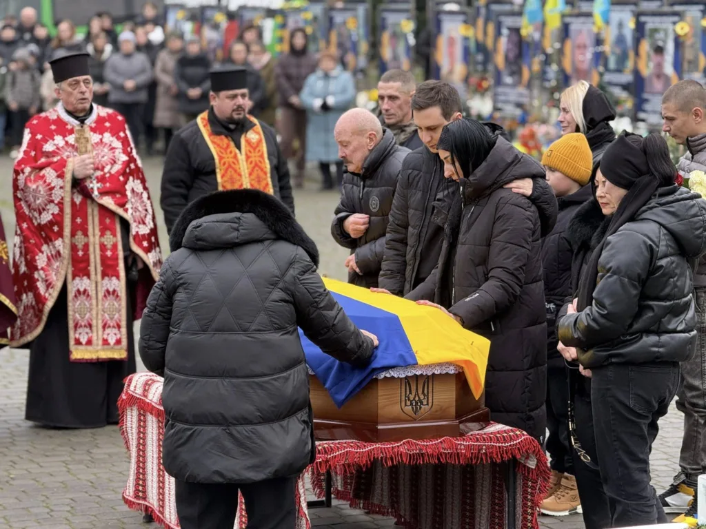 Похорон українського військового з прапором України