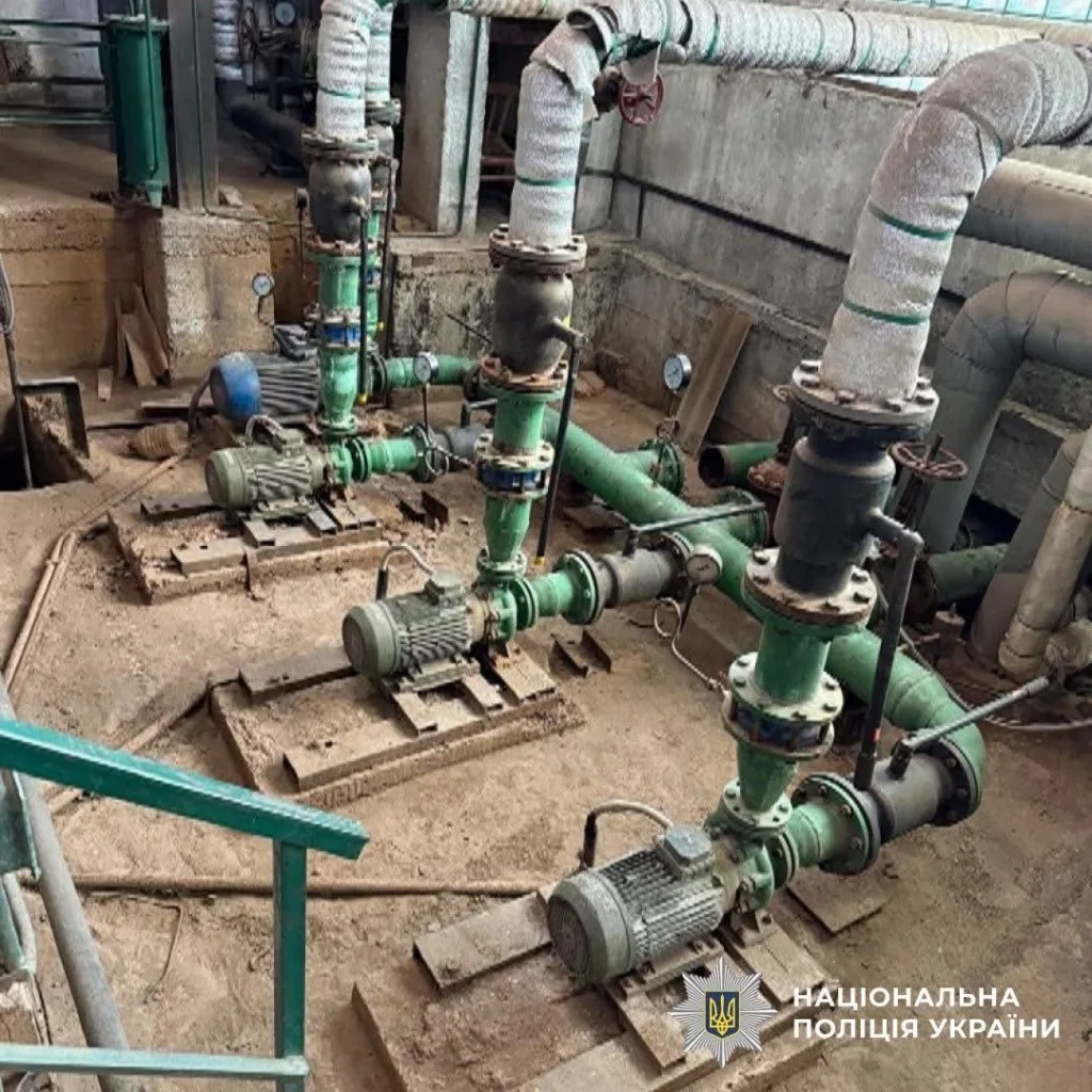 Промислове обладнання з трубами і насосами