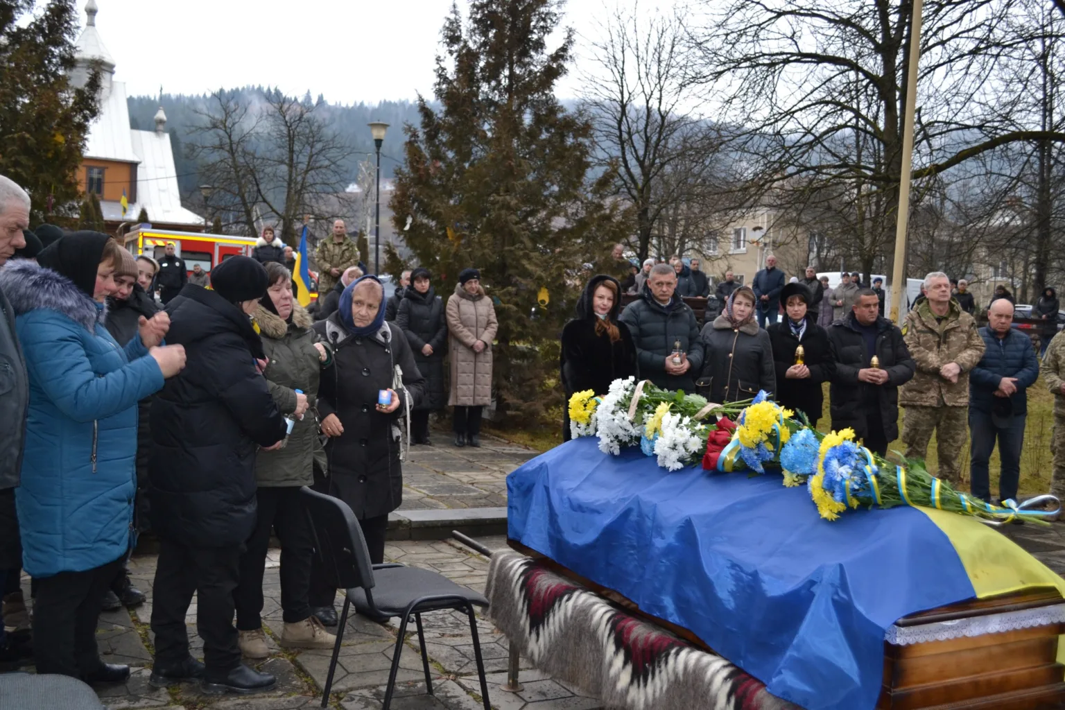 Поховання військового з українським прапором