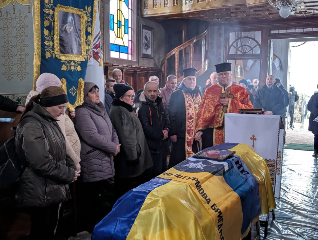 Прощання з загиблим військовим у церкві України