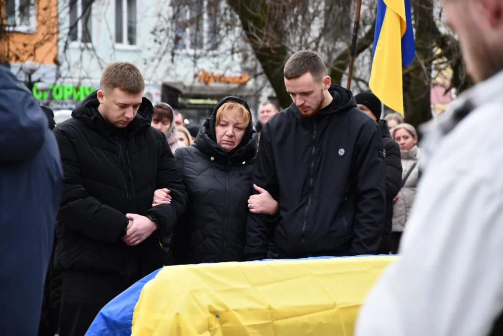 Люди прощаються з героєм під прапором України