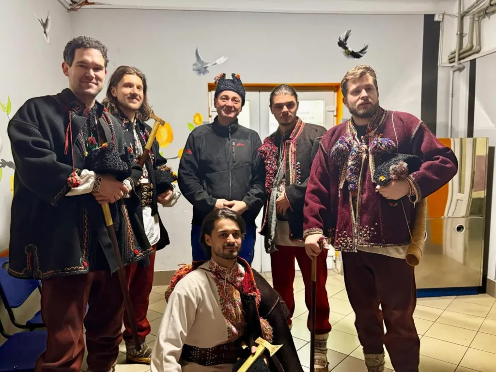 Чоловіки у традиційному українському гуцульському вбранні