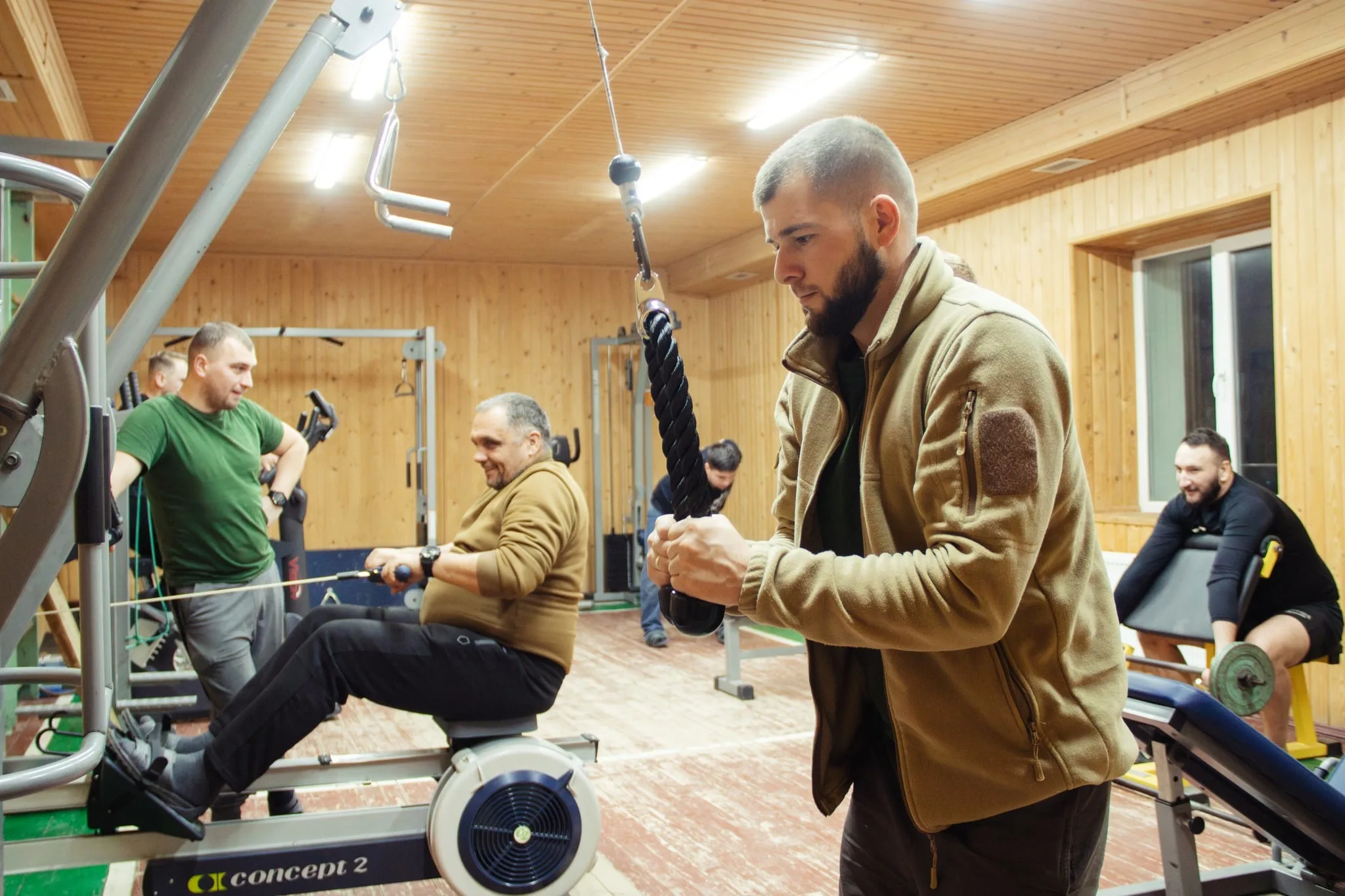 Чоловіки тренуються у тренажерному залі