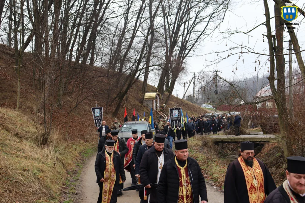 Релігійна хода селом із прапорами та священниками