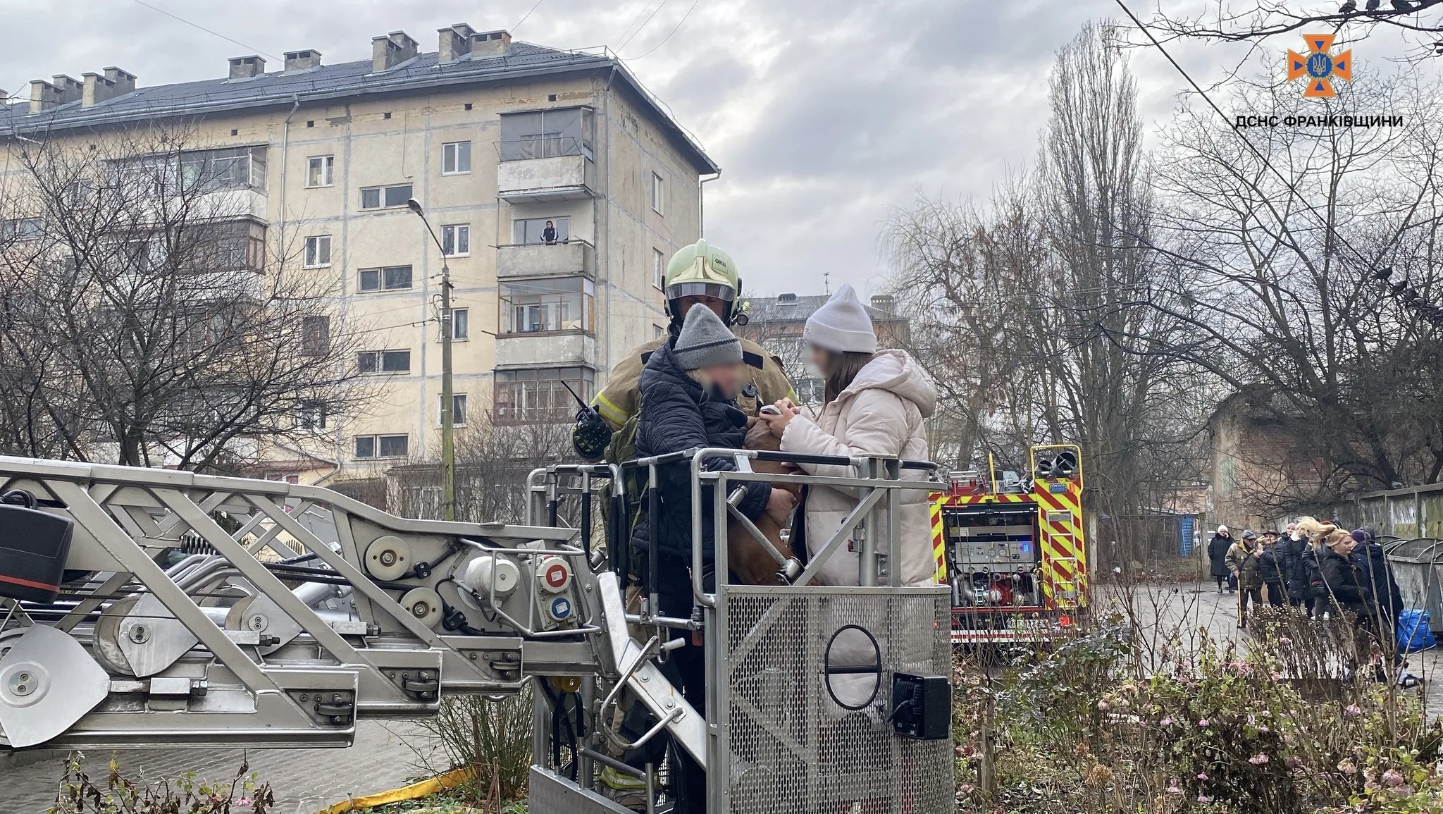 Пожежник рятує людей у багатоповерхівці