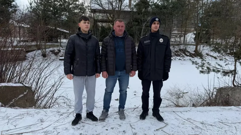 Троє чоловіків стоять на снігу біля дерев