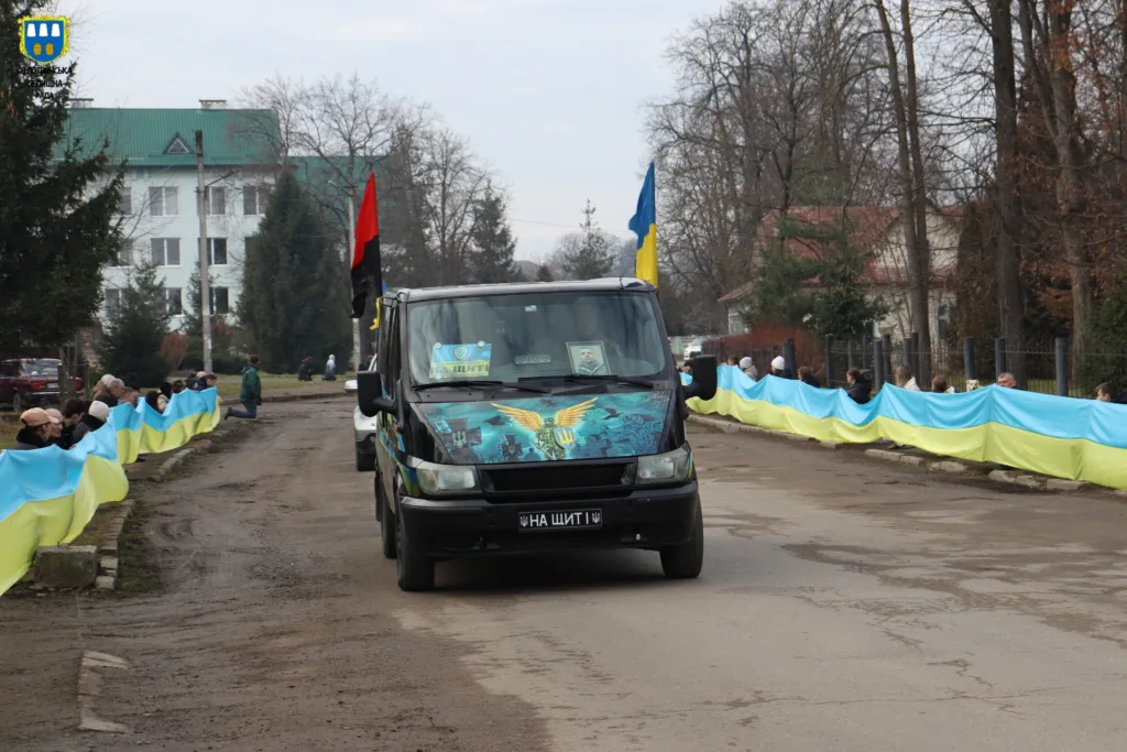 Автоколона з українськими прапорами на вулиці міста