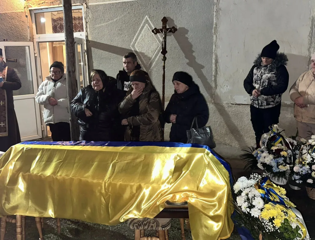 Прощання з військовим, труна в українському прапорі