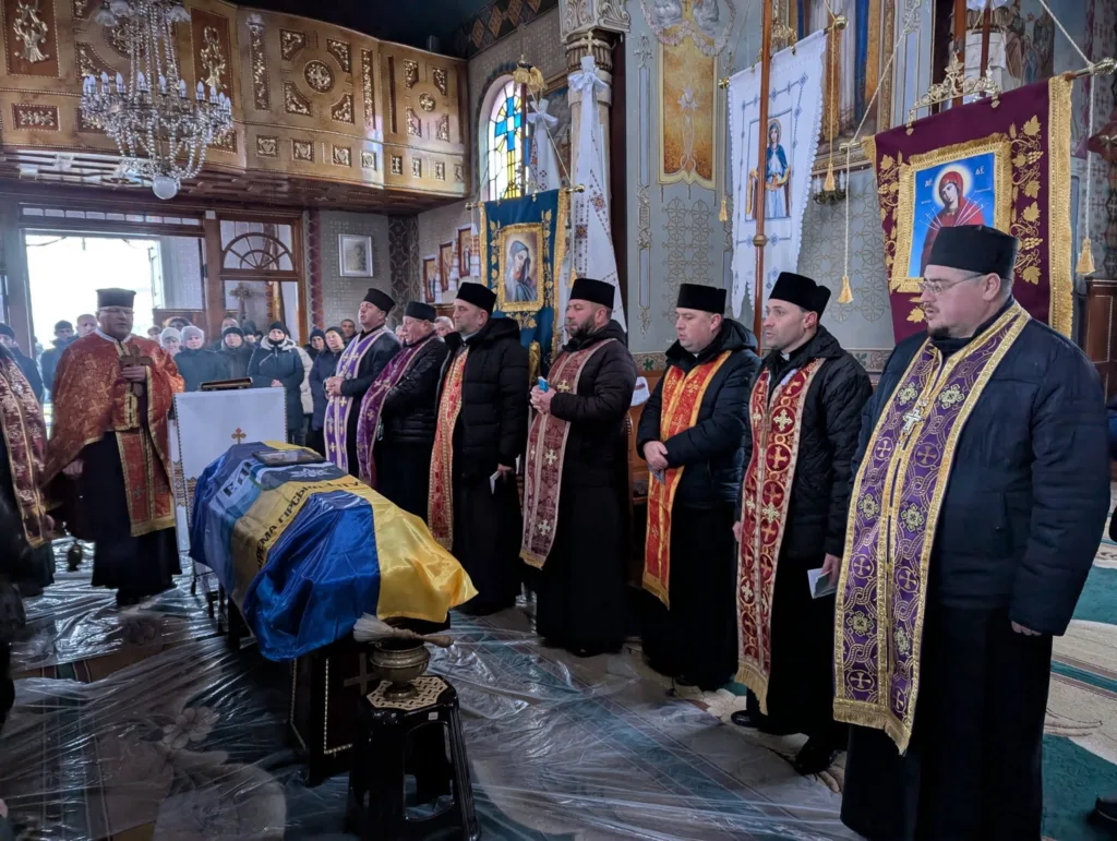 Священники проводжають героя у церкві