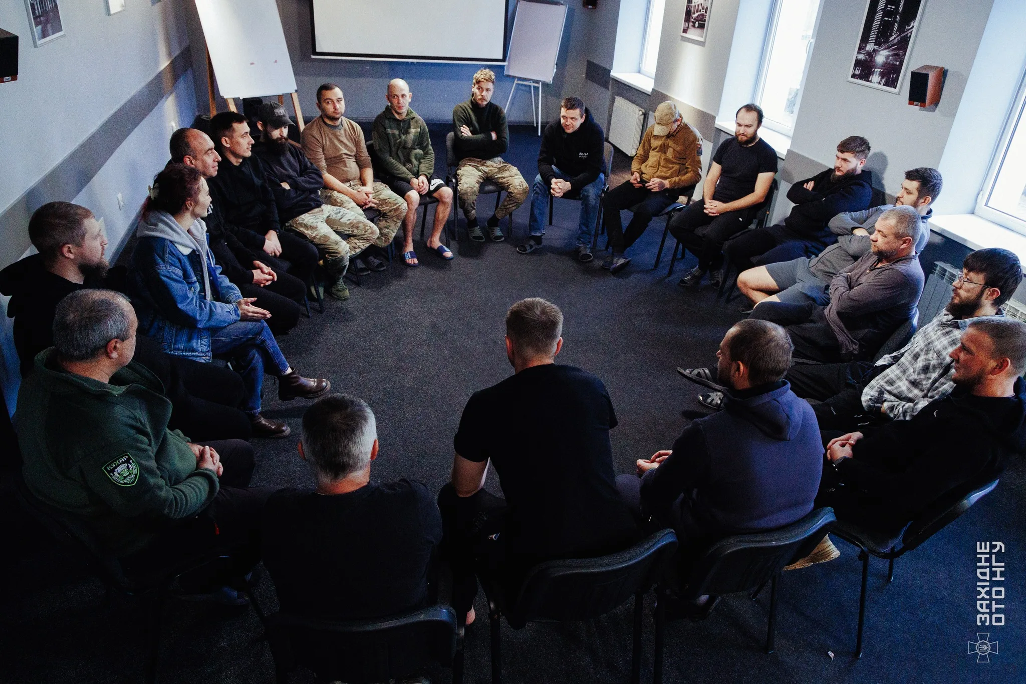 Група людей на спільному обговоренні в колі