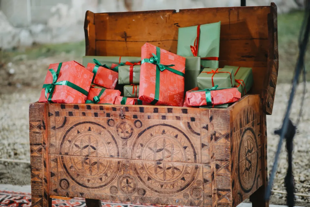 Дерев'яна скриня, наповнена святковими подарунками