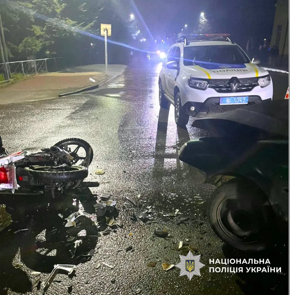 Нічна ДТП мотоцикла та поліцейського автомобіля