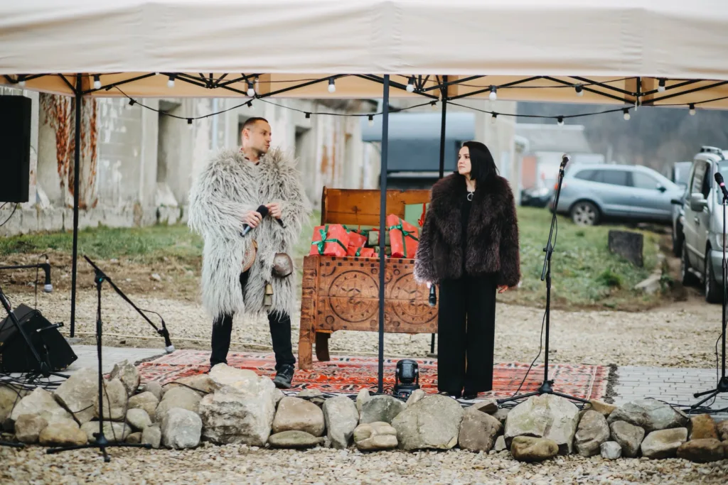 Люди у хутрах виступають на вулиці біля скрині