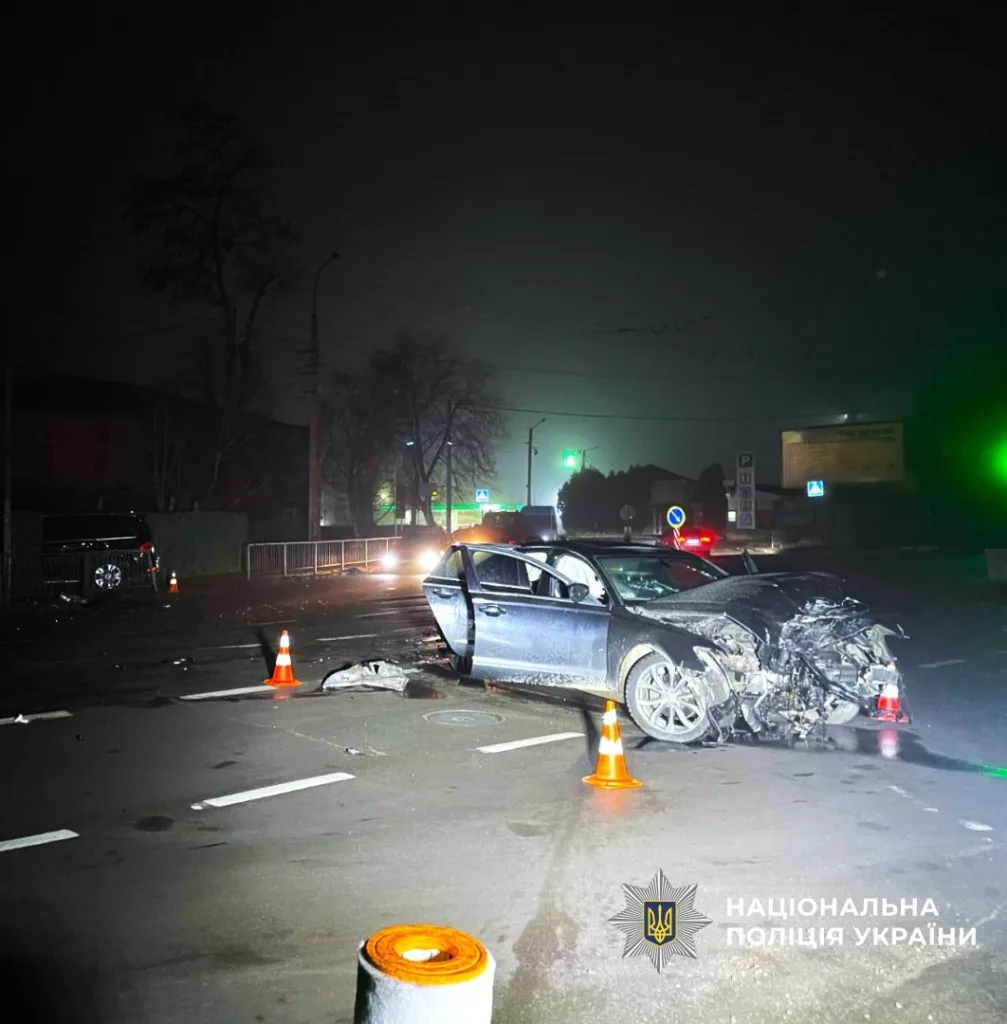 Нічна аварія з пошкодженим автомобілем у місті