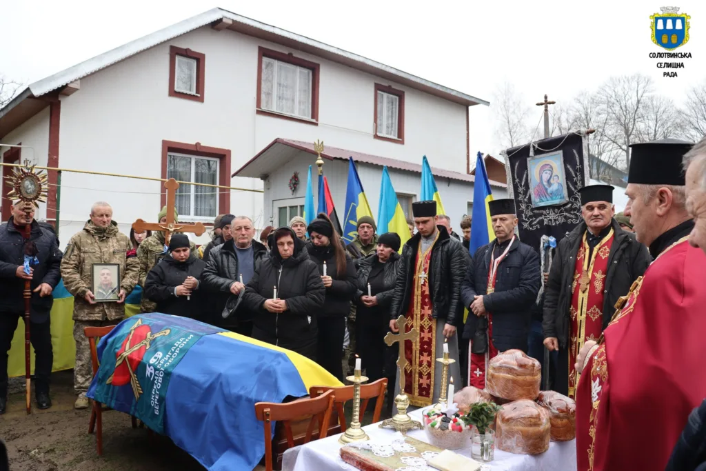 Похорон військового героя в Україні з прапорами
