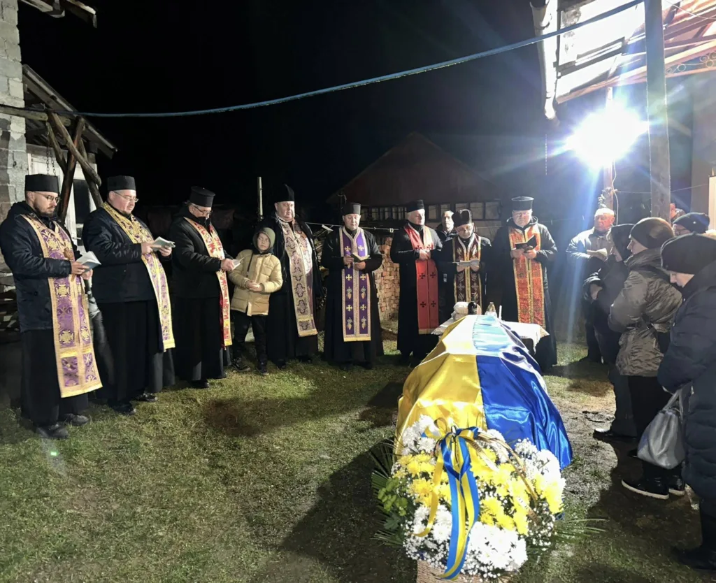 Священики проводять похорон із прапором України