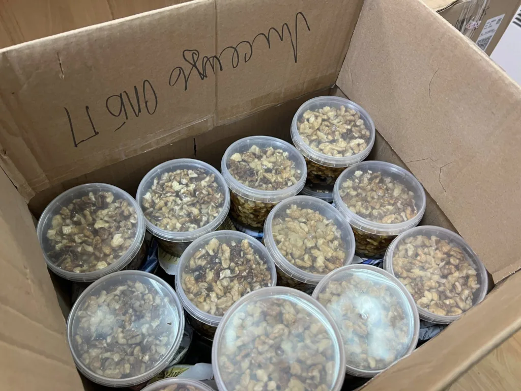 Контейнери з волоськими горіхами у картонній коробці