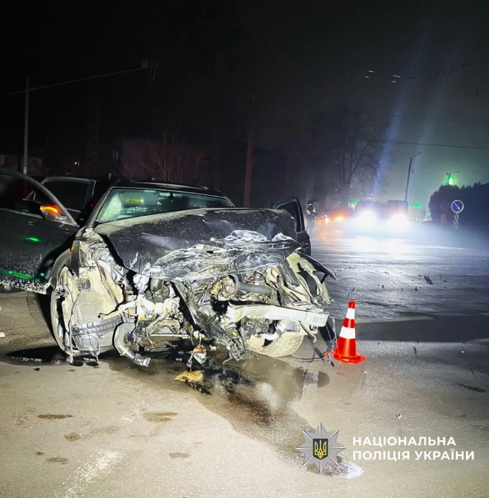 Дорожня аварія з пошкодженими автомобілями вночі
