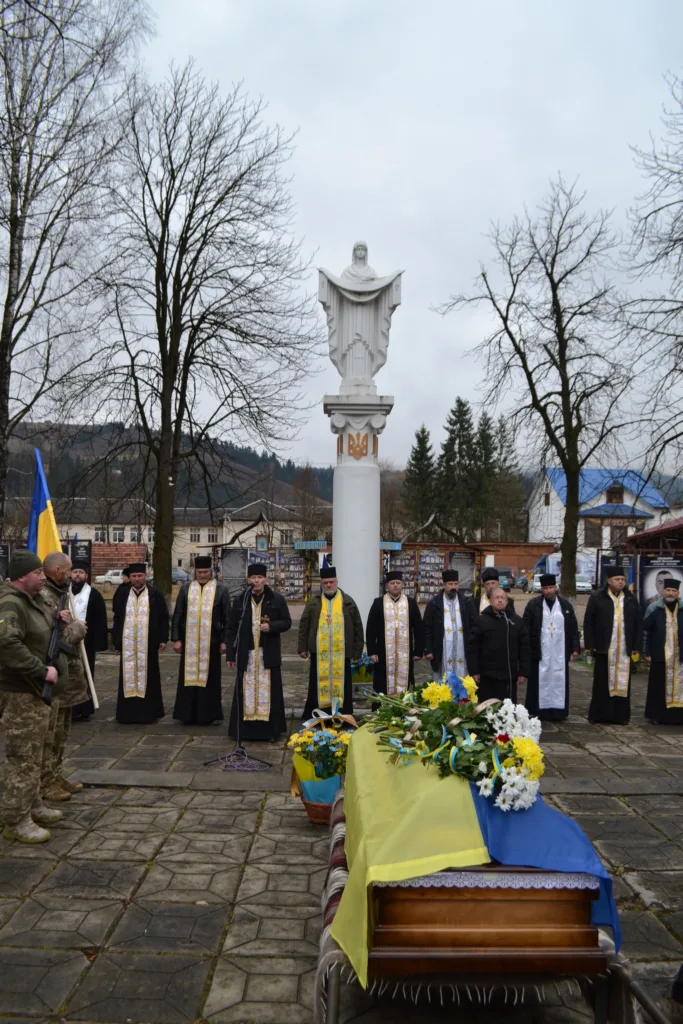 Похоронна церемонія воїна під українським прапором