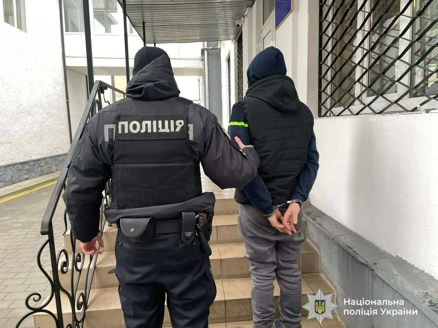 Поліція затримує підозрюваного біля відділку