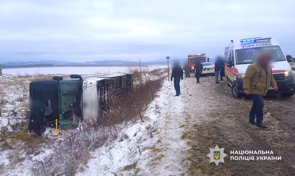 Дорожньо-транспортна пригода автобус перекинувся на узбіччі