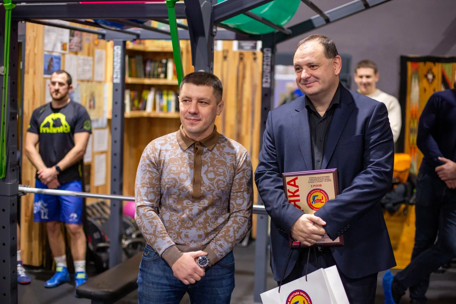 Чоловіки на заході у спортивному залі