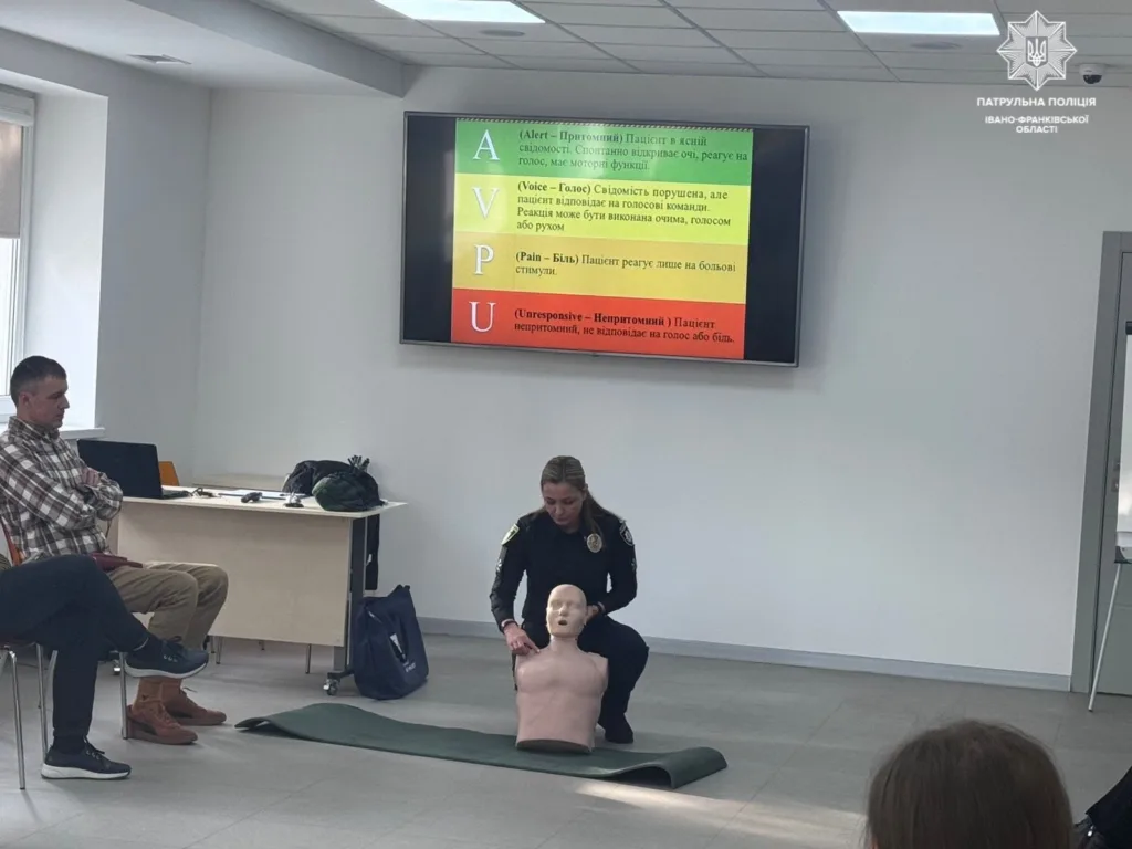 Поліцейська навчає серцево-легеневій реанімації