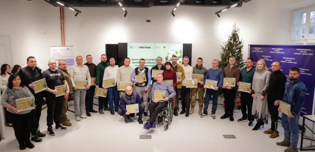 Ветерани отримують сертифікати на урочистій церемонії