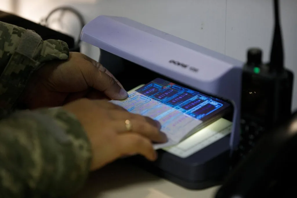 Перевірка паспорта під ультрафіолетовим сканером