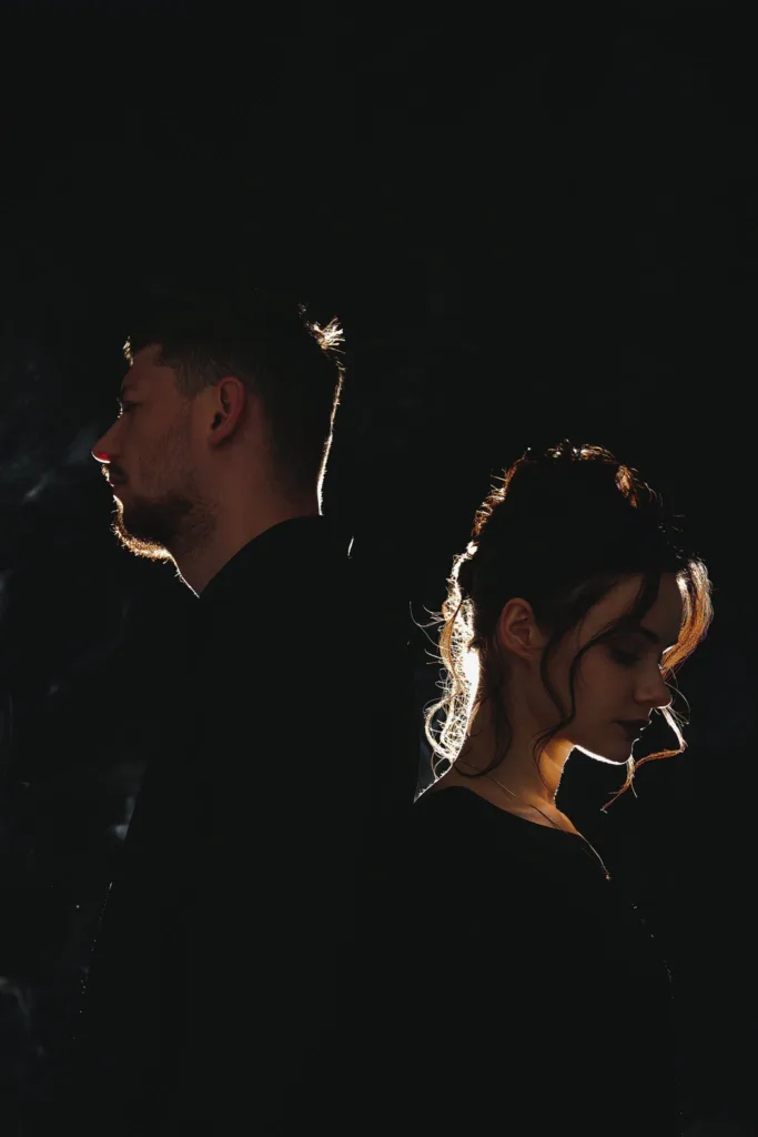 Чоловік і жінка спиною один до одного