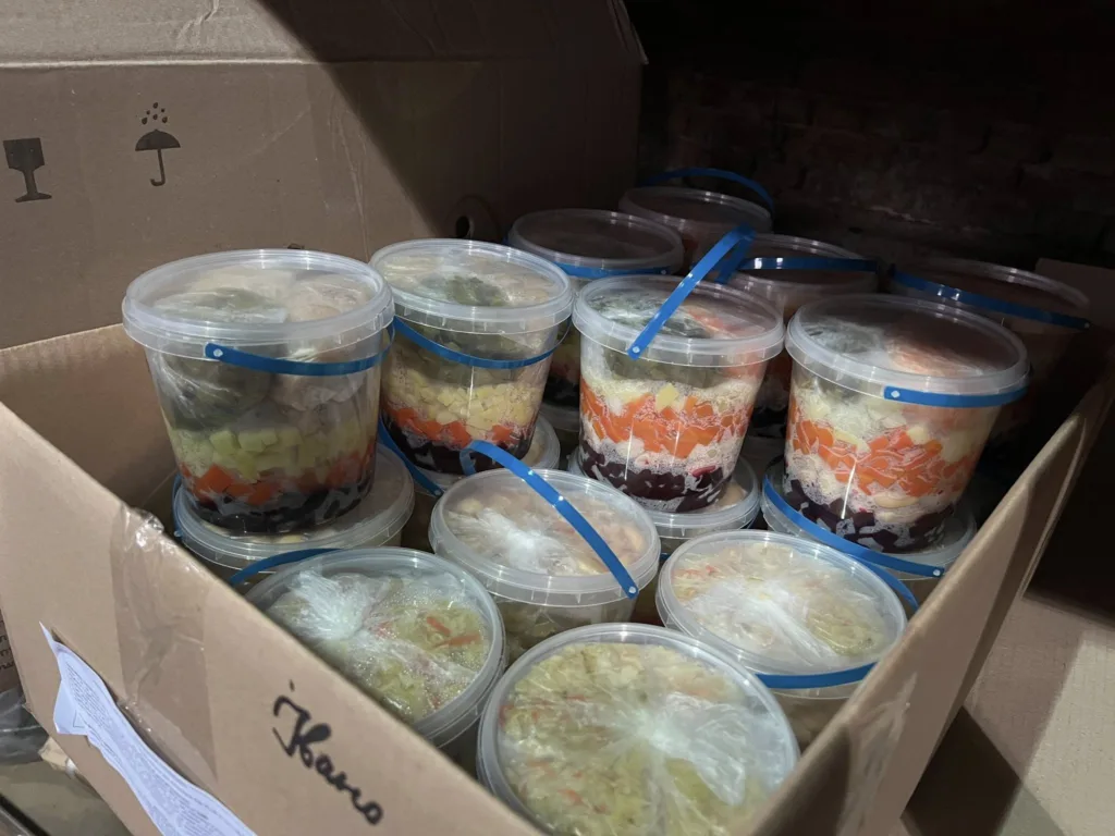 Пластикові контейнери з овочевими салатами в коробці