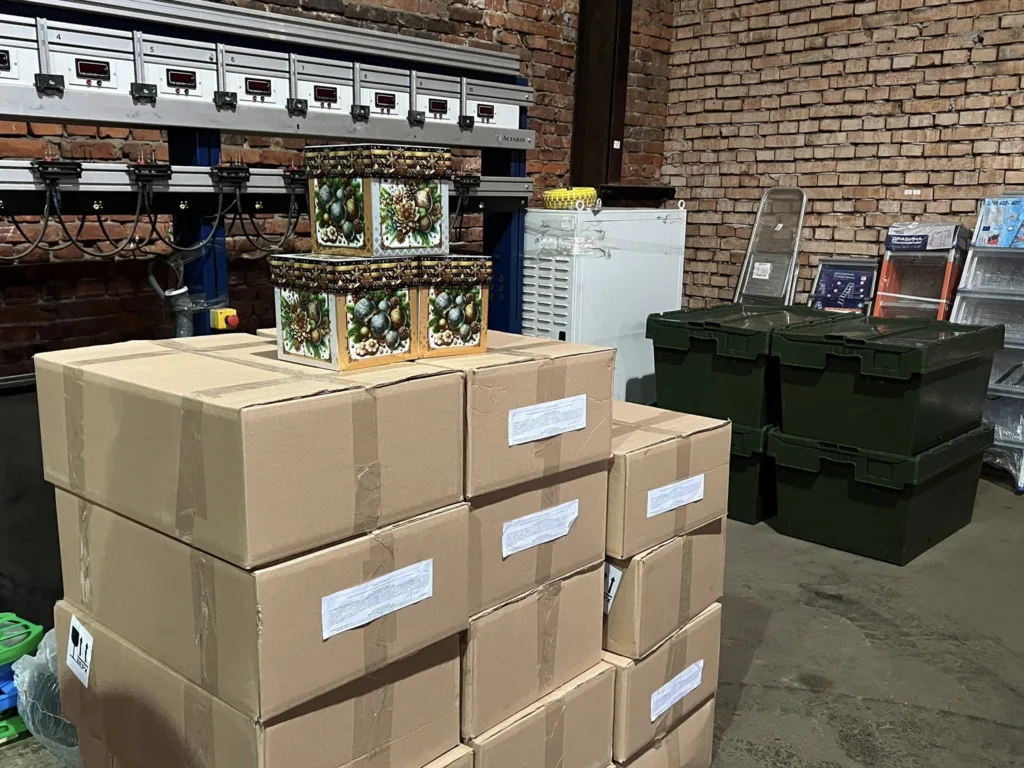 Склад із картонними коробками та контейнерами