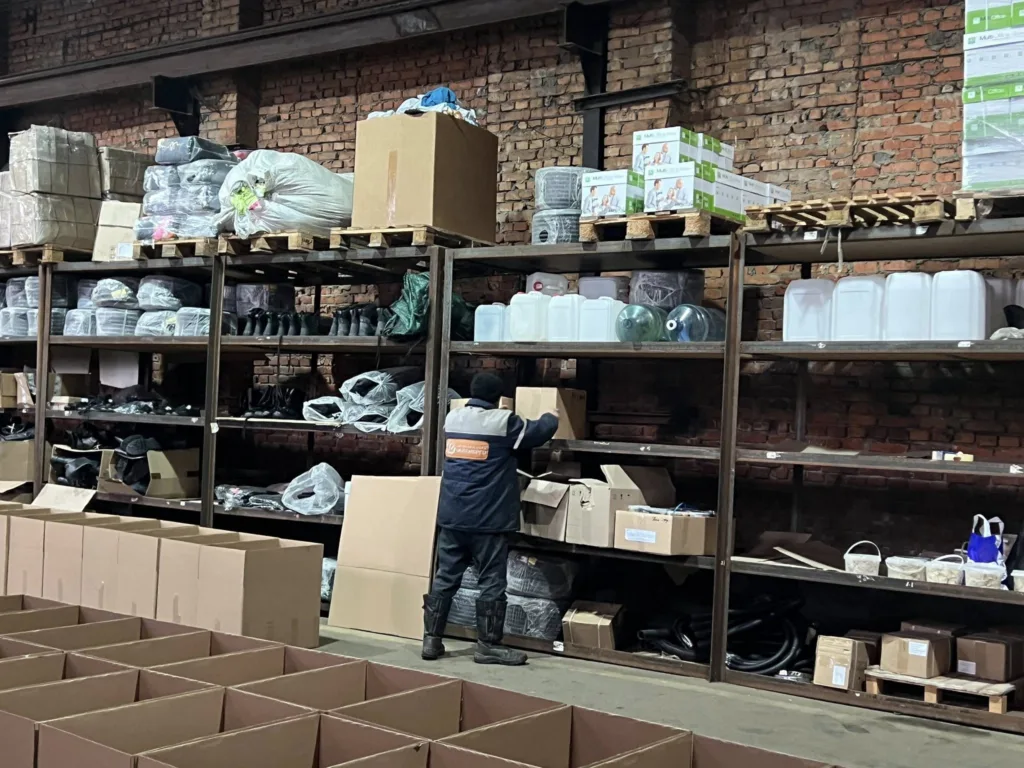 Працівник складає коробки на складі товарів