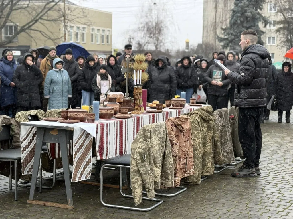 Вшанування пам’яті військових під час церемонії просто неба