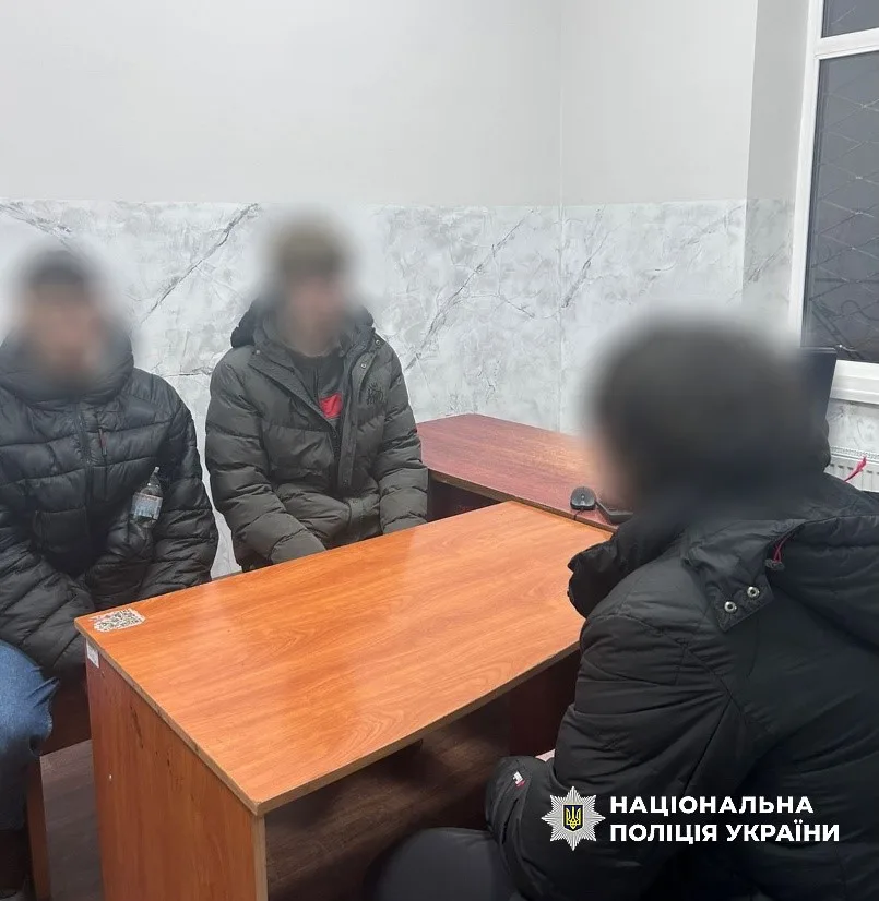 Поліція України допитує трьох осіб у кабінеті