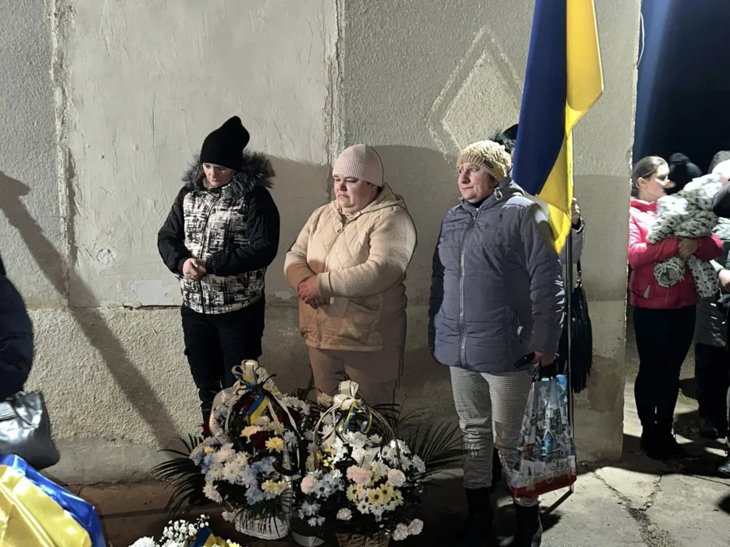 Люди вшанували пам’ять біля квітів і прапора