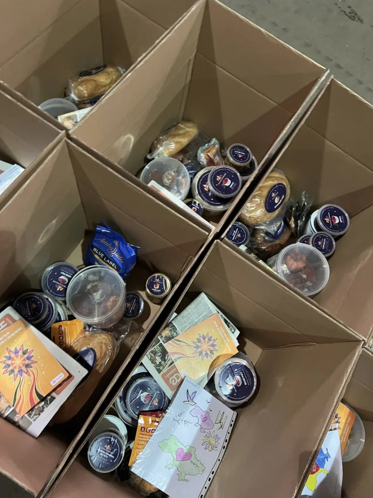 Коробки з продуктами та малюнками для допомоги