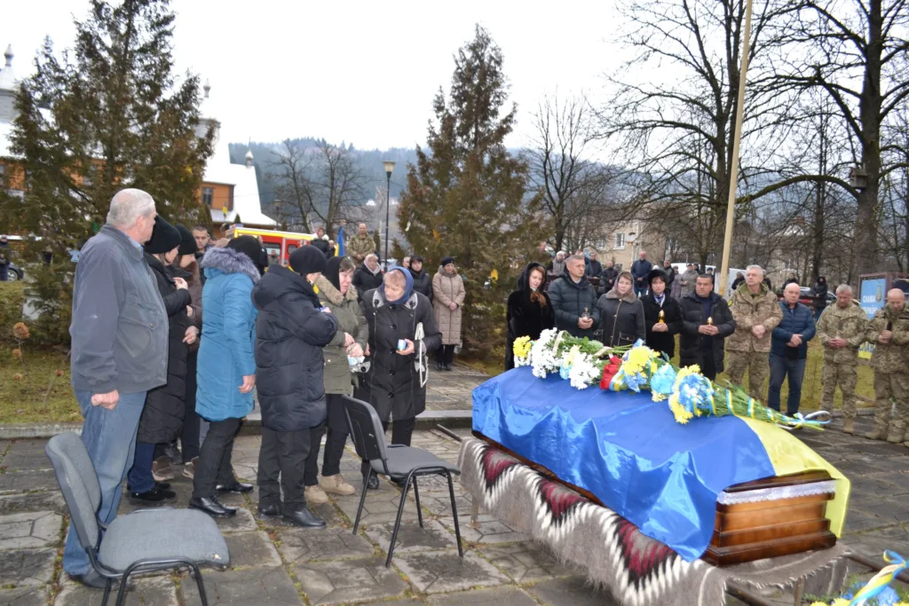 Похорон українського військового з прапором і людьми