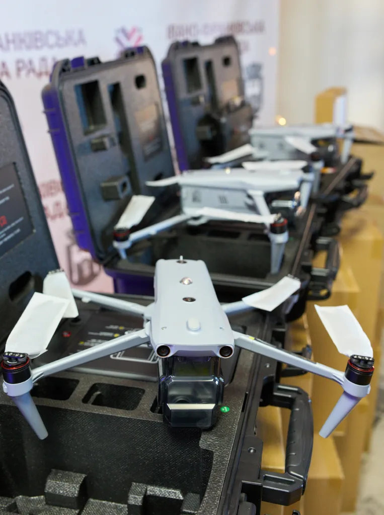 Сучасні дрони у захисних кейсах на виставці