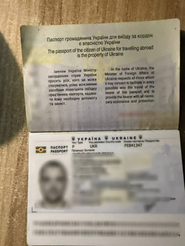 Український закордонний паспорт на дерев’яній поверхні