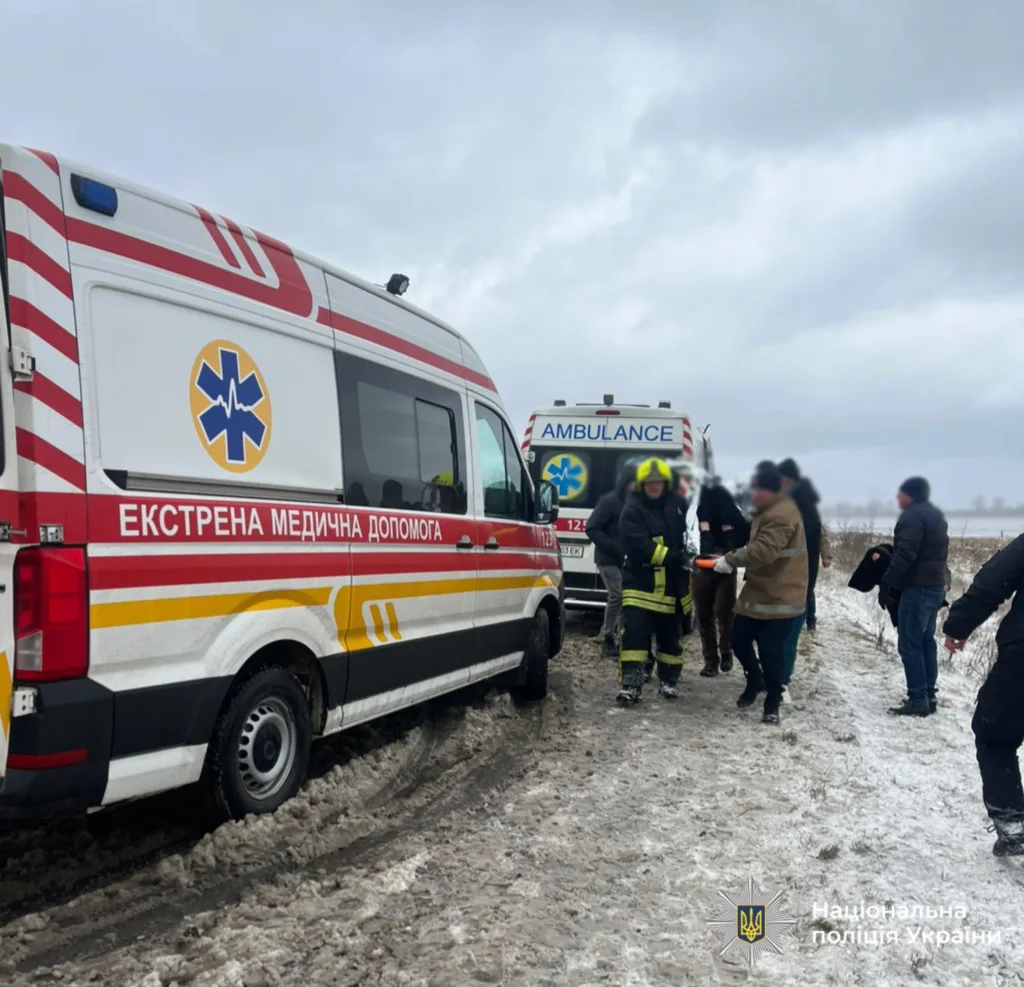 Рятувальники та швидка допомога на засніженій дорозі