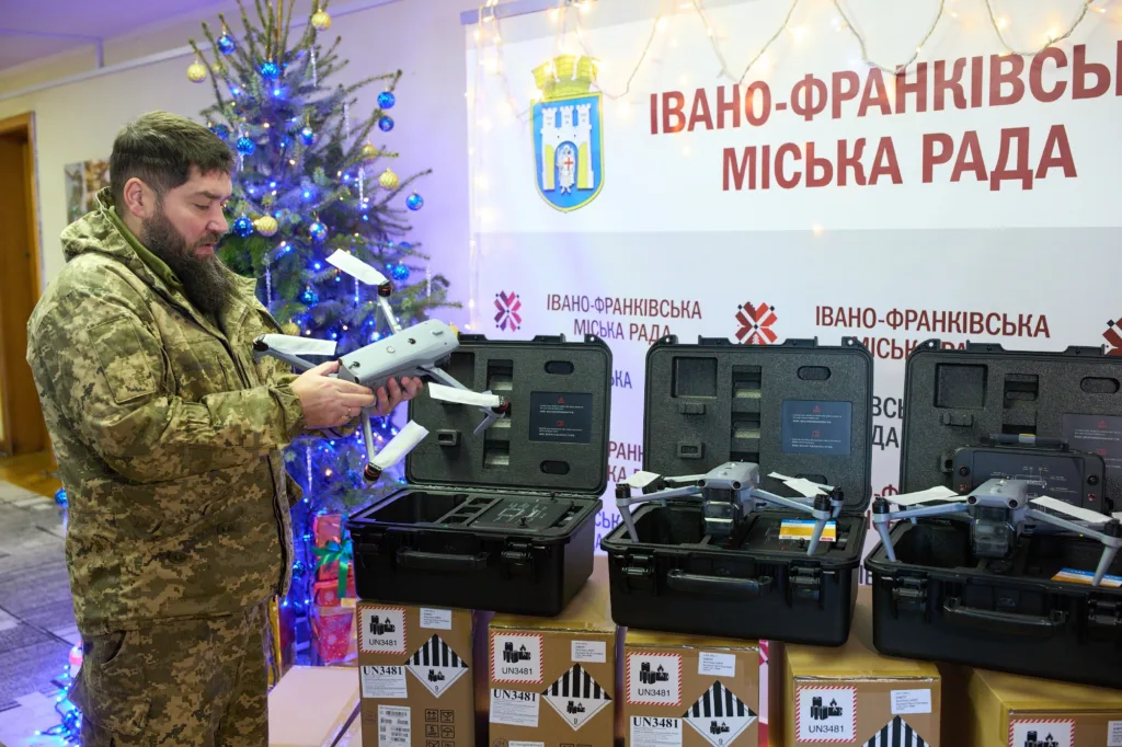 Військовий отримує дрони від Івано-Франківської міськради