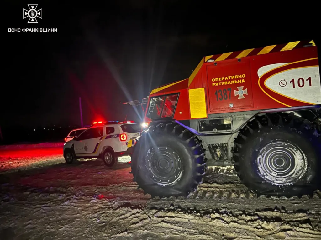 Рятувальний та поліцейський автомобілі на снігу вночі