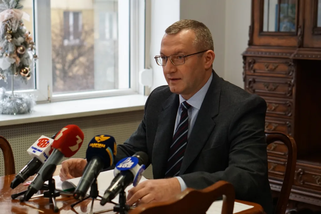 Чоловік проводить пресконференцію в офісі