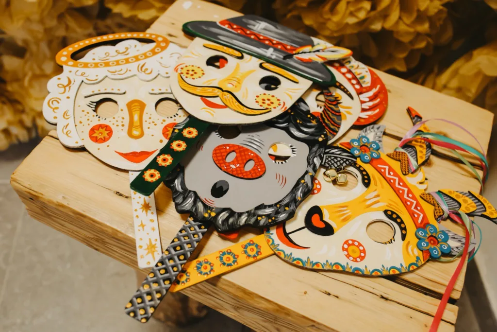 Яскраві традиційні українські маски на столі