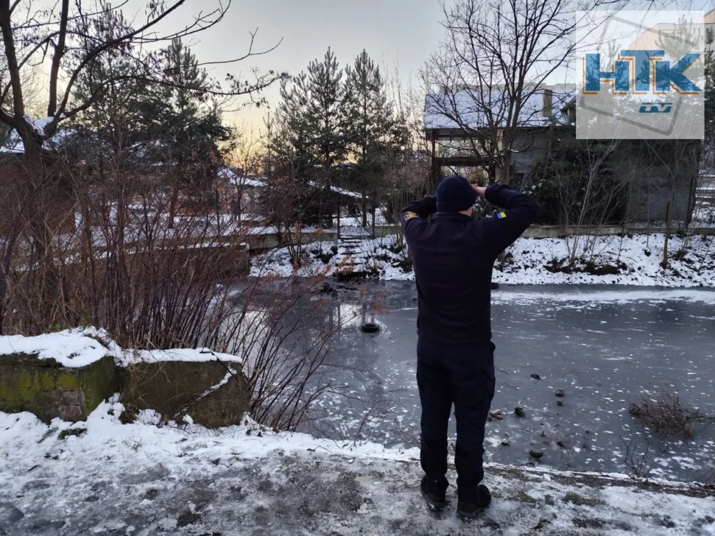 Рятувальник оглядає замерзлу річку взимку