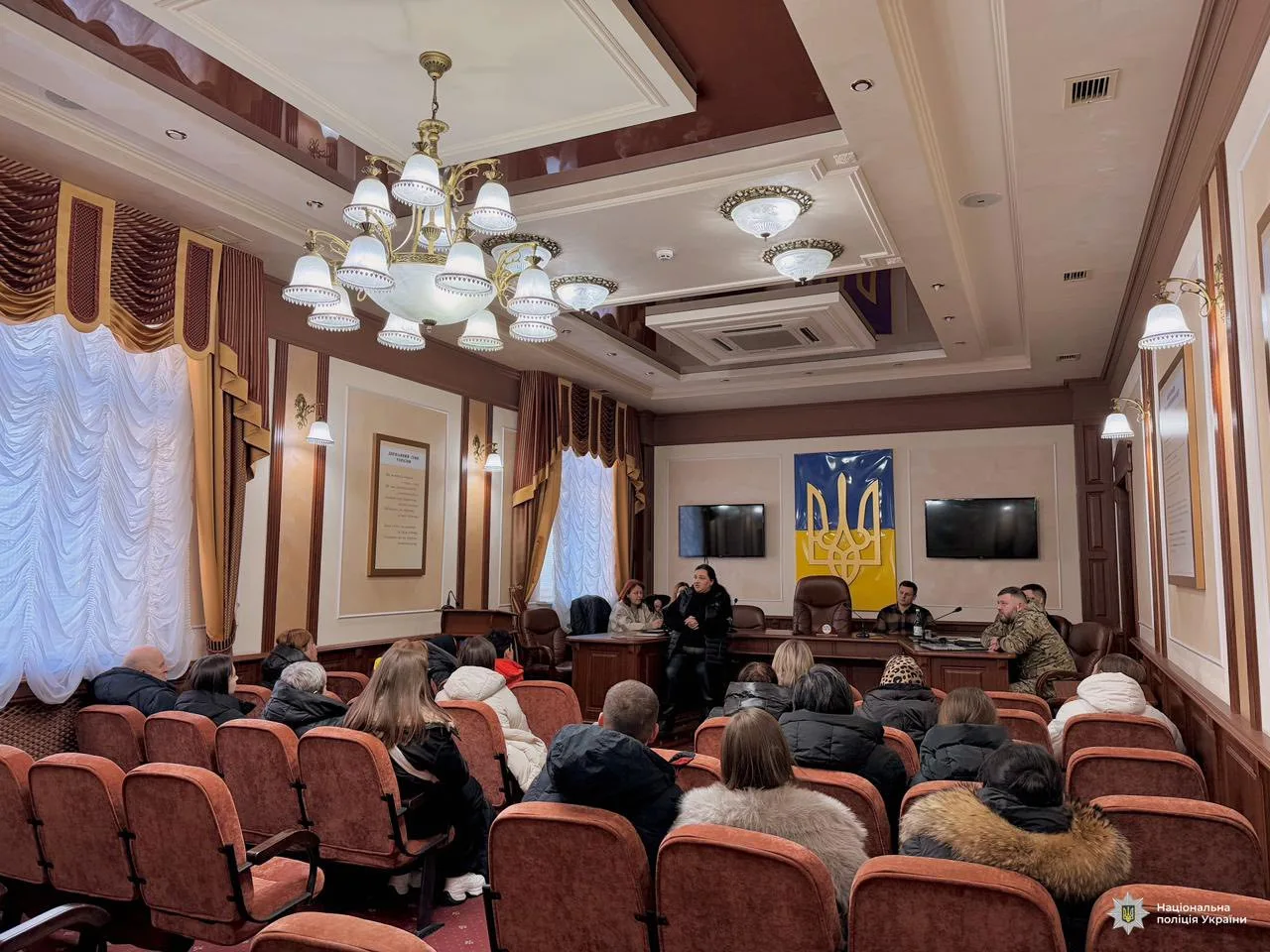 Зустріч у залі з представниками Нацполіції України