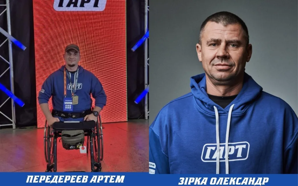 Двоє чоловіків у синіх худі ГАРТ позують